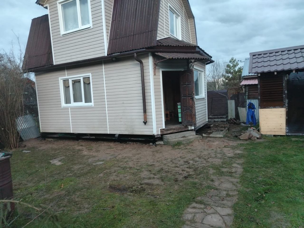 Подъем дома на сваи со сдвигом на лицевую часть